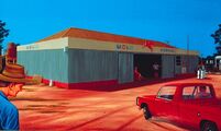 Opravna automobilů/Service Station, 1983, olej na sololitu/oil on masonite, 52x77cm